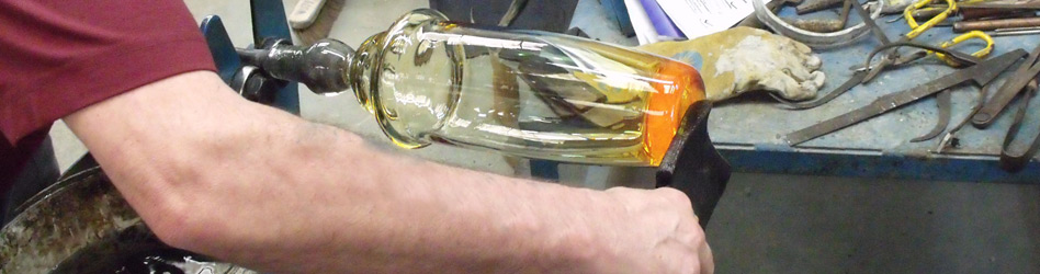 BRITISH CRAFTSMEN MAKING ENGLISH CRYSTAL GLASS
