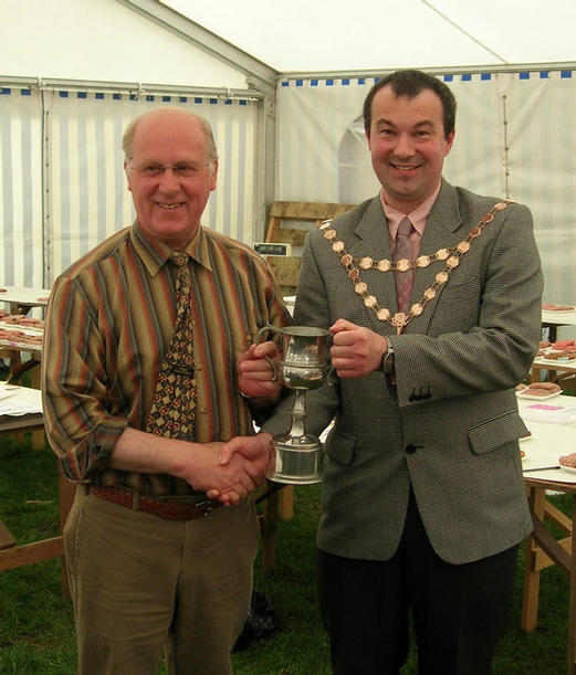 Peter Mellors, Milton, Nr Tuxford, Notts receiving the Teal Trophy