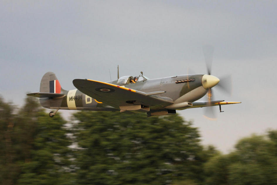 MH 434 flying at fairoaks july 2011