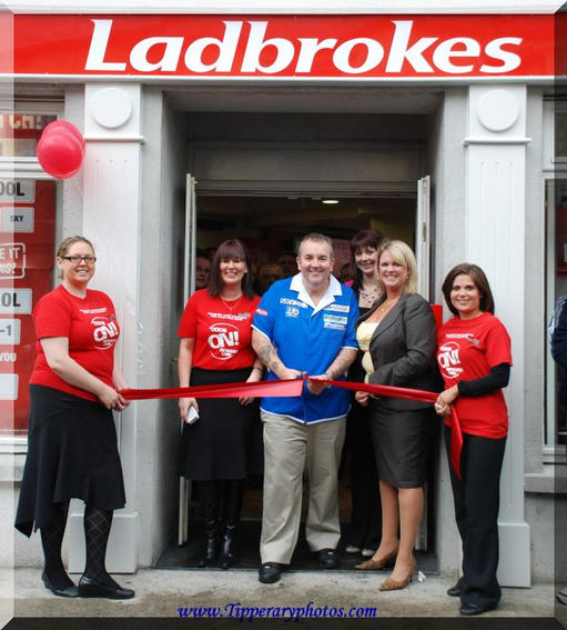 L/R Margaret Lonergan, Annette Galvin, Phil Taylor, Aisling McGrath Dawn McGovern & Lorraine Lyons