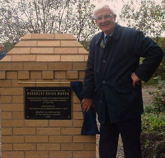 Geoffrey Godden at the unveiling of the memorial at the site of the Caughley factory