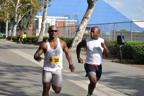 Steve Metz (L), and Sharaud Moore sprint home in Pyramid 5k