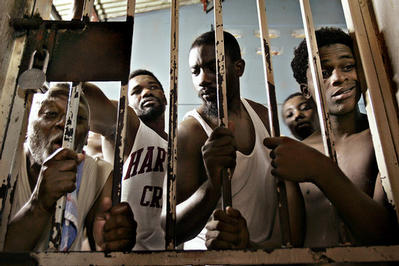 Chicago Tribune photo of criminal deportees detained in police station holding cells