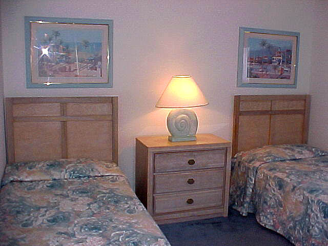 2ND BEDROOM  ( 2 TWIN BEDS)