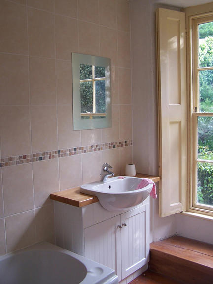 Upstairs En-Suite Bathroom