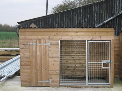 Small kennel with enclosed run
