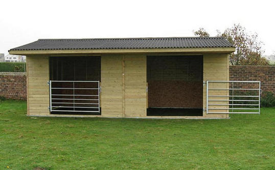 Field shelter with front gates