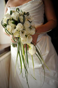 Simple Elegant and Classy design of akito roses, crystal blush calla lilies and china grass