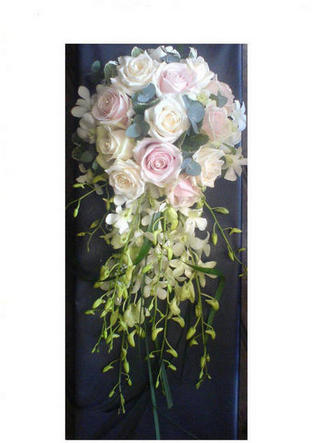 posy of roses with singapore orchid tail