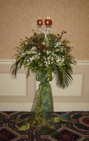 LARGE ROMANTIC PEDESTAL DESIGN